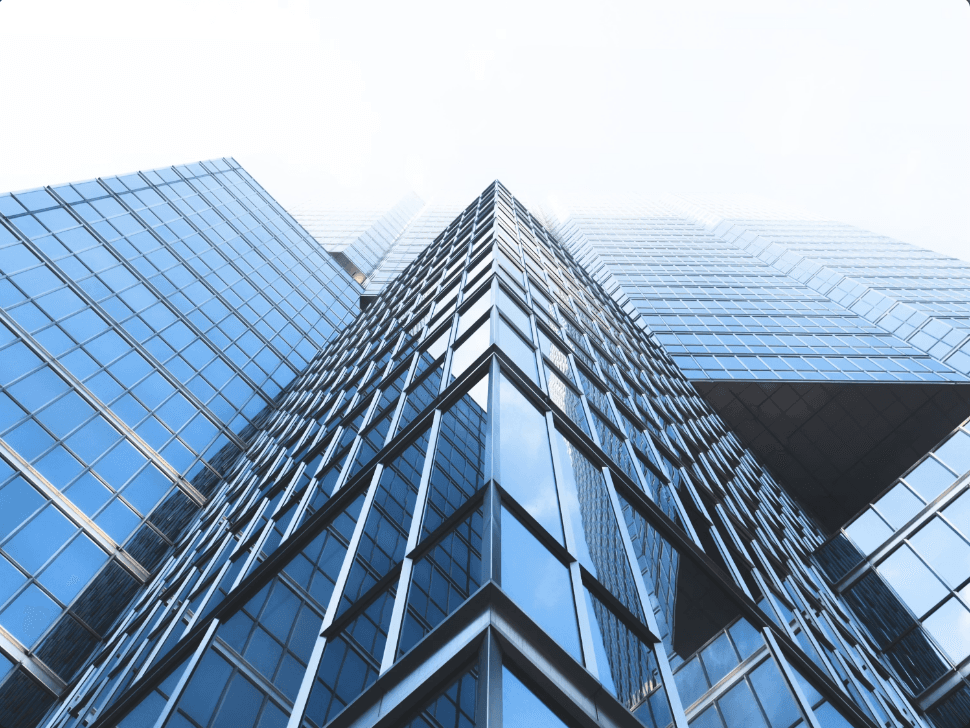 Fachada de vidrio de un edificio corporativo vista desde abajo