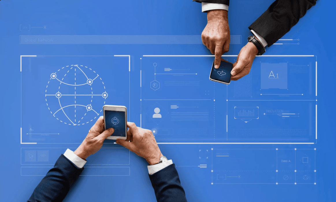 Manos usando teléfonos sobre un esquema azul de procesos y datos conectados